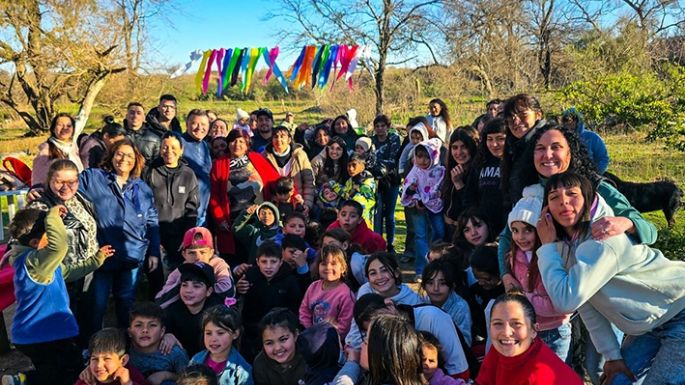 Capitani y equipo, de celebración con niños