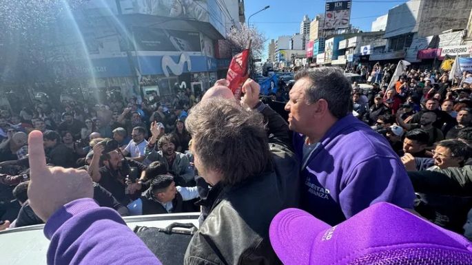 Atacaron con piedras a la caravana de Javier Milei