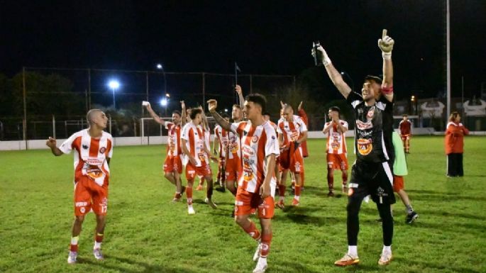 Alumni ganó el clásico y definirá con Universitario
