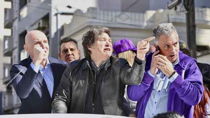 Corrieron a la caravana