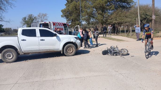 Joven con fracturas tras chocar en moto contra un auto