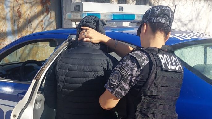 Joven con fracturas tras chocar en moto contra un auto