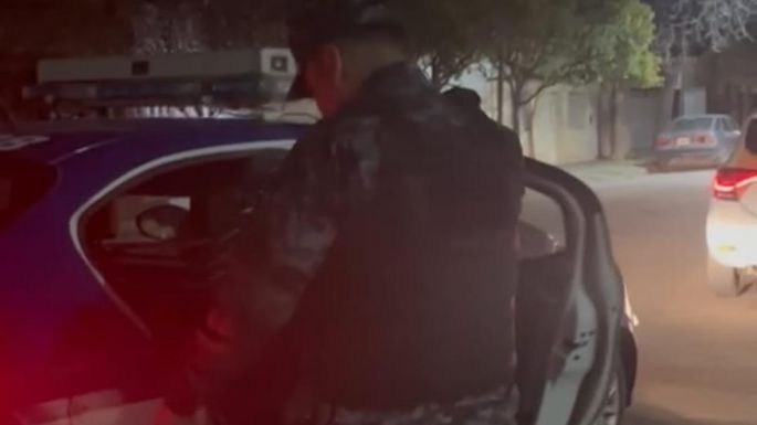 Joven con fracturas tras chocar en moto contra un auto