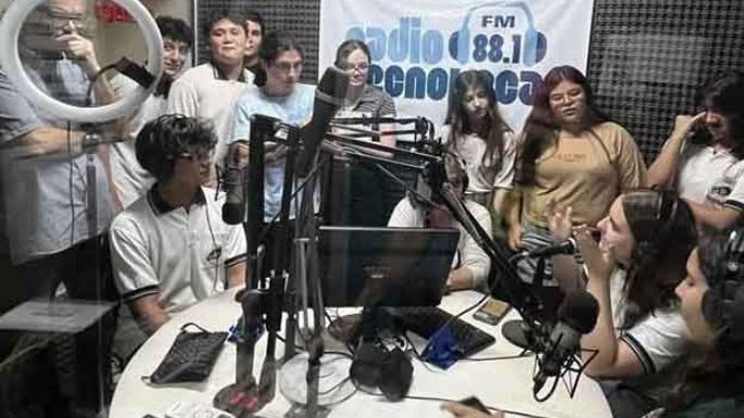 Estudiantes del ISMB y una radio para festejar