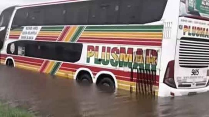 Rescataron a 40 pasajeros de un micro que quedó varado durante la tormenta