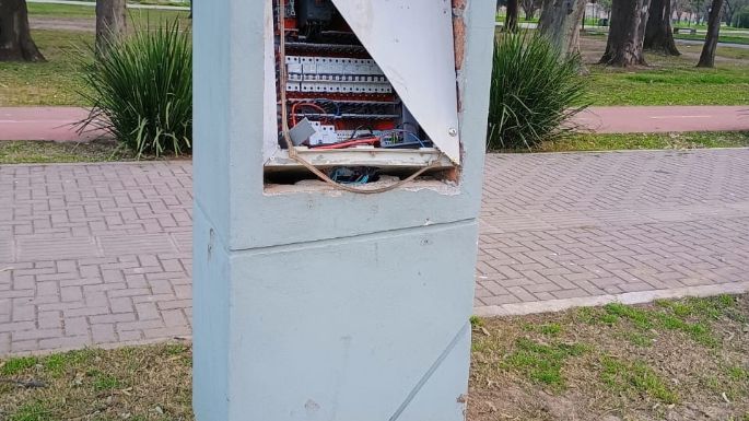 Vandalizan el sistema de iluminación en el Parque Pereira