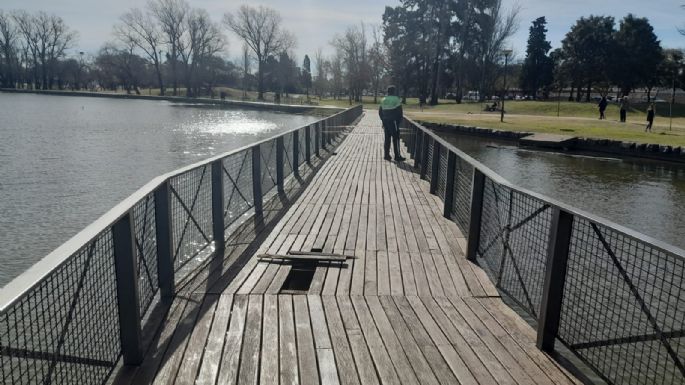 Peligro: una mujer quedó atrapada en el puente peatonal de la costanera