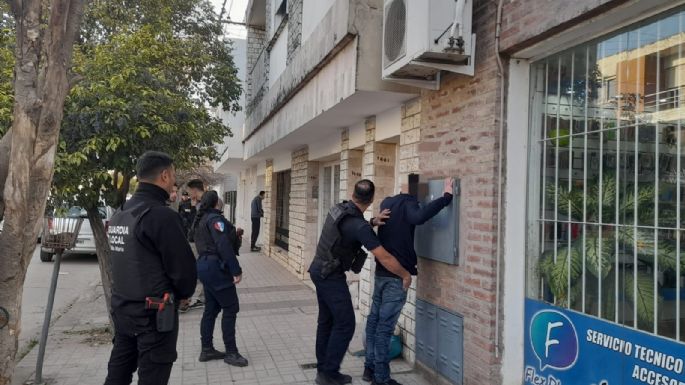 Sorprendieron a un sujeto robando bebidas de un camión repartidor