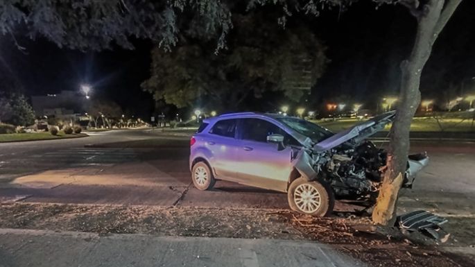 Perdió el control y chocó un árbol: destrozó el auto