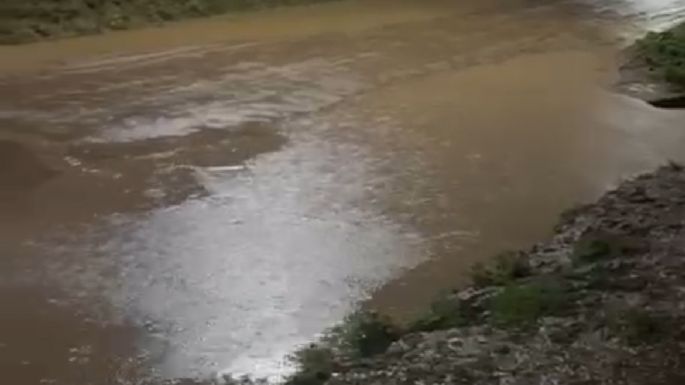 Vecinos muestran cómo desvían el agua de un barrio a otro