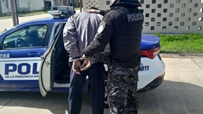 Detuvieron a dos hombres por “tantear” picaportes y por generar desórdenes