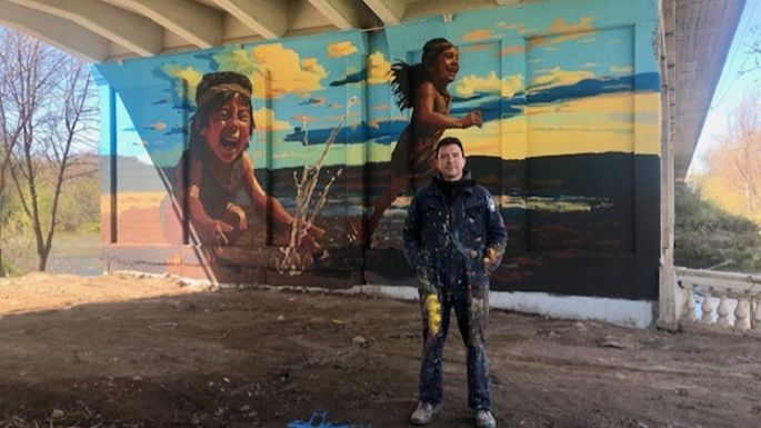 Pintan murales en la costanera
