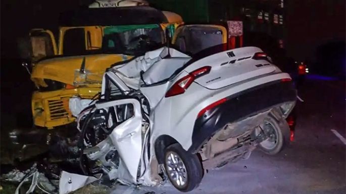 Dos jóvenes de 20 años dejaron de existir al impactar de frente un auto y un camión en una ruta cordobesa
