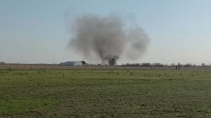 Se precipitó un avión que hacía acrobacias y se prendió fuego: hubo dos muertos