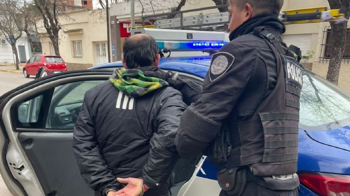 No podía acercarse a su madre y se presentó en la casa