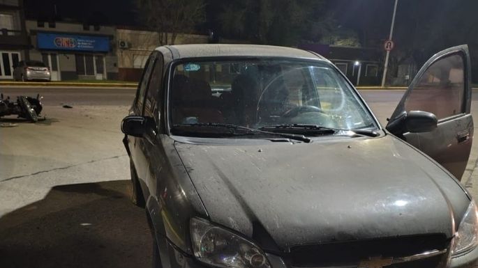 Joven motociclista en riesgo tras chocar con un auto