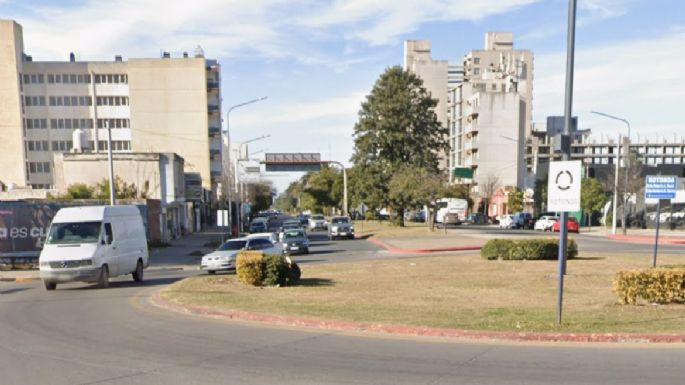 Colisión entre auto y moto dejó un joven herido en barrio Centro
