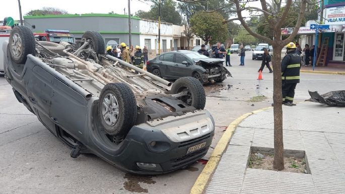 Violento choque en Villa Nueva dejó una camioneta volcada