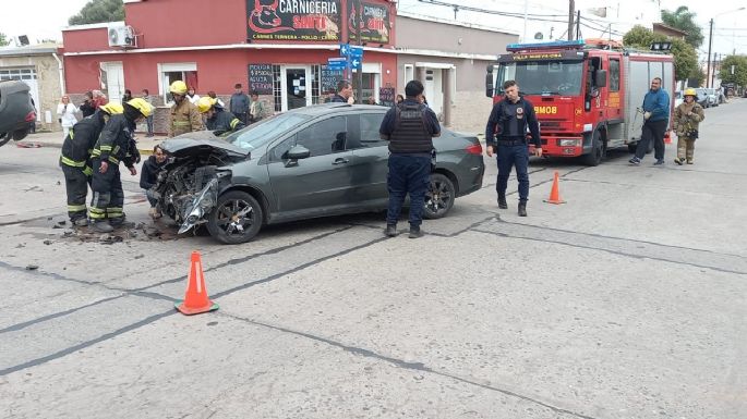 Violento choque en Villa Nueva dejó una camioneta volcada