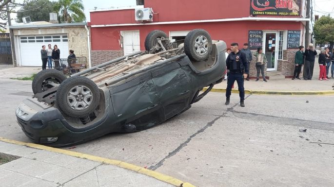 Violento choque en Villa Nueva dejó una camioneta volcada