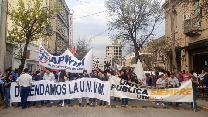 Multitudinaria marcha en defensa de la educación