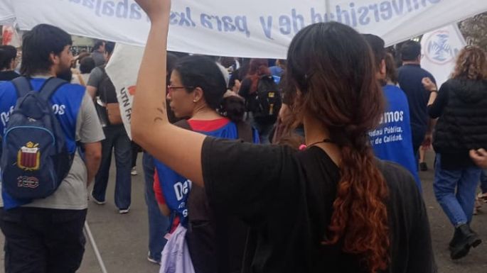 Multitudinaria marcha en defensa de la educación