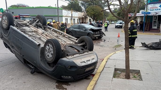 Espectacular choque y vuelco