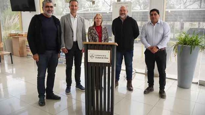 Recibieron un atril de material reciclado