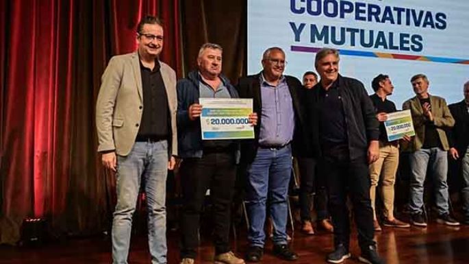 Recibieron aportes de manos de Llaryora