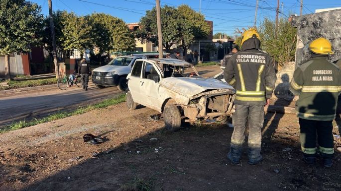 Grave accidente: un auto volcó y terminó contra una vivienda