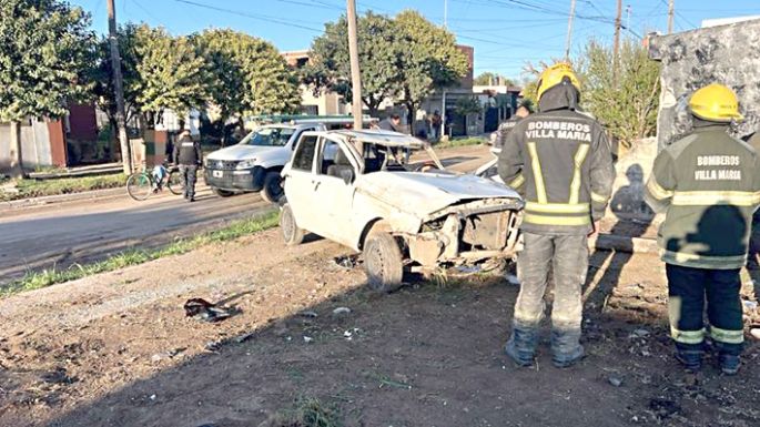 Un auto, a contramano y a toda velocidad, volcó e impactó contra una vivienda