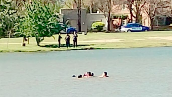 Rescataron del lago municipal a una mujer de Arroyo Cabral