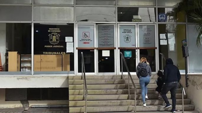 Condenado por violación de domicilio, desobediencia y amenazas