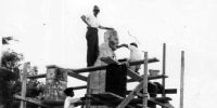 El escultor Armando Fabre,  terminando la imponente escultura de Yrigoyen emplazada en el Parque que lleva su nombre, en­ Villa Nueva