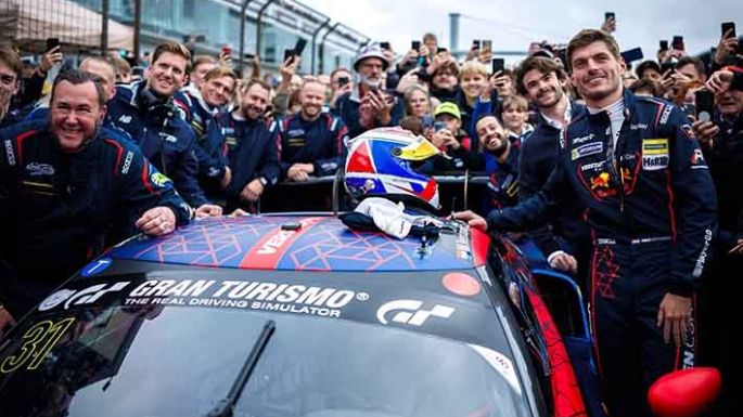 Max Verstappen debutó y ganó con una Ferrari