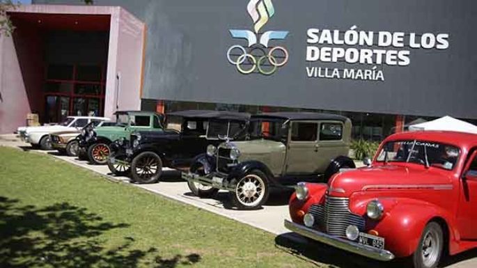 Una exposición de todo tipo de vehículos