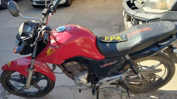 Un motociclista llevaba un revólver y terminó detenido