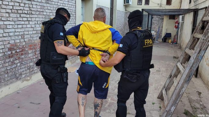 Un motociclista llevaba un revólver y terminó detenido