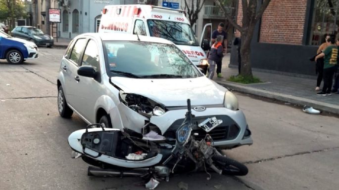 Accidente entre auto y moto: un hombre resultó con heridas graves
