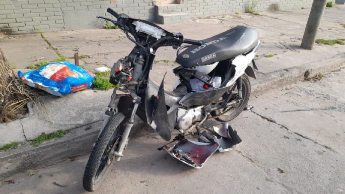 Accidente entre auto y moto: un hombre resultó con heridas graves