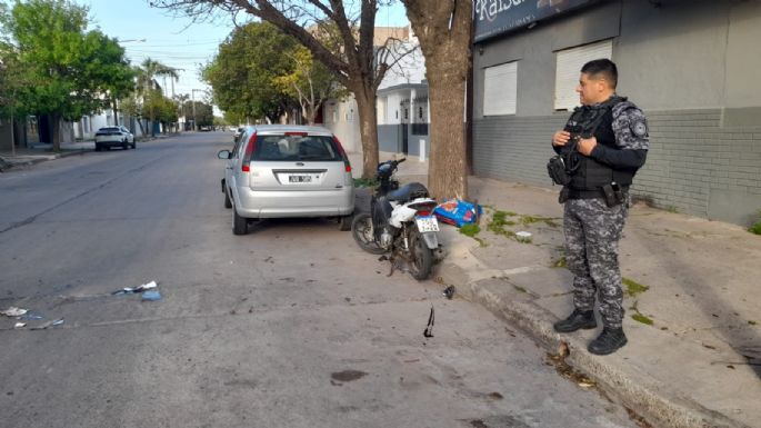 Accidente entre auto y moto: un hombre resultó con heridas graves