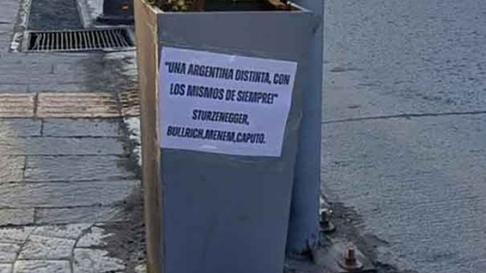 Pintadas y carteles contra la presencia del presidente