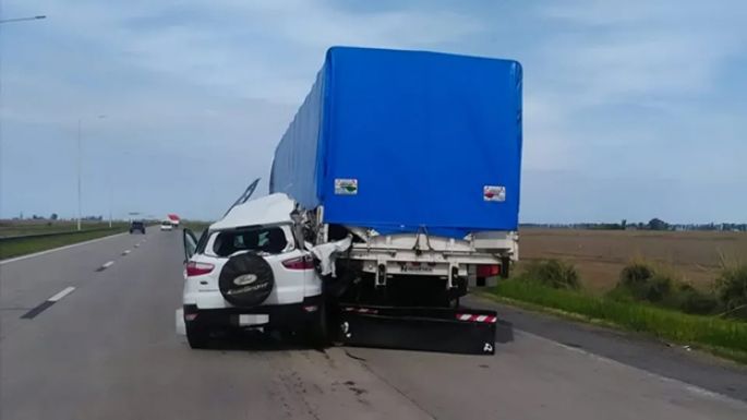Murió una mujer al  chocar en la autopista