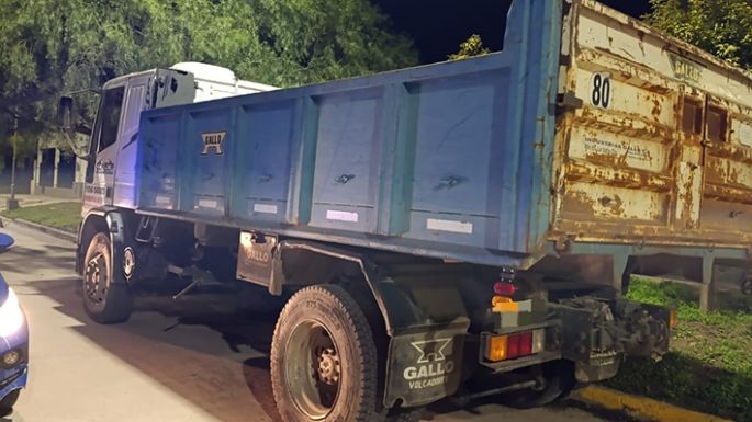 Pareja presa por robar una batería de camión