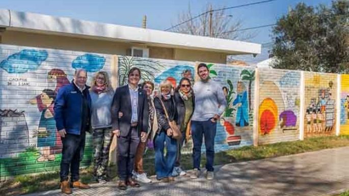 Alumnas pintaron un mural