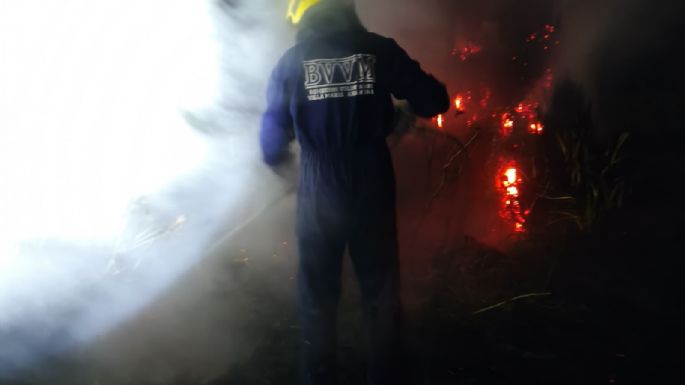 Incendio de pastizales y choque a un peatón