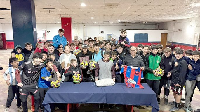 Entrega de material deportivo a San Lorenzo