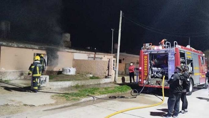 Incendio en una vivienda en Villa María y tragedia en un conventillo en La Boca