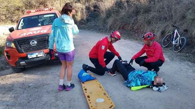 Motociclista herido en barrio Las Playas y un joven rugbier muerto en la autovía 19