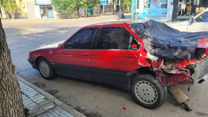 Conductor ebrio chocó un auto estacionado